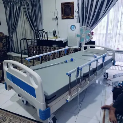Katil hospital berpagar sisi di ruang tamu
