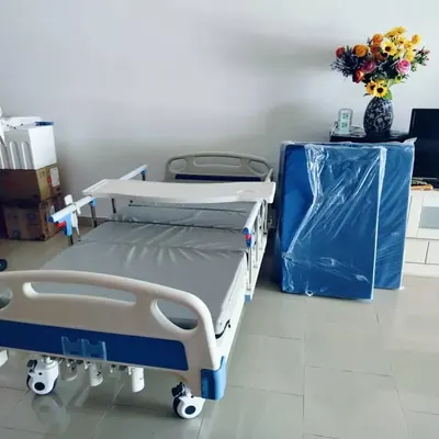 Katil hospital baru dipasang di ruang tamu