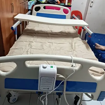 Katil hospital dengan tilam angin dan pamnya