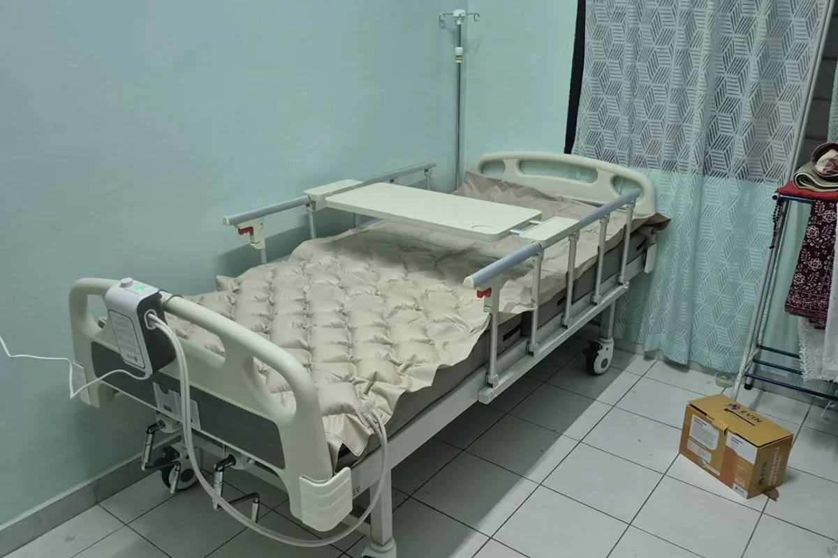 Pasukan penghantaran mengendalikan katil hospital dalam proses sebenar